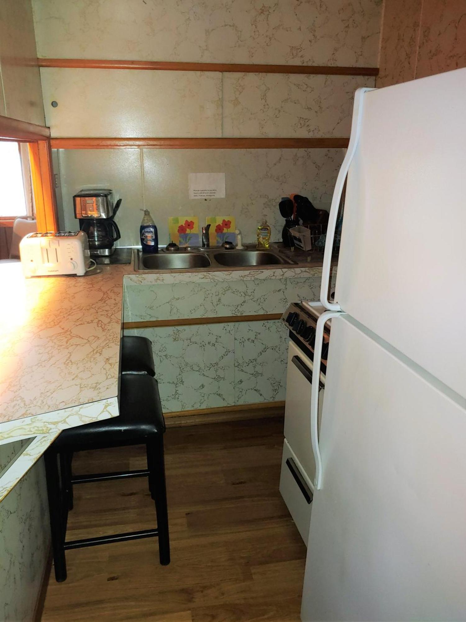 Lakeshore Ice Motel 2*